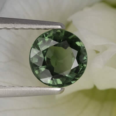 产自马达加斯加的 1 克拉圆形绿色蓝宝石