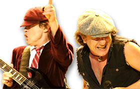 ACDC 的 Brian Johnson 戴着他的标志性项链吊坠和 Angus Young 穿着他的学生制服