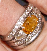 千里马王后的橙色钻石戒指
