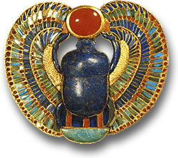 古埃及圣甲虫护身符，配有青金石、红玉髓和其他宝石