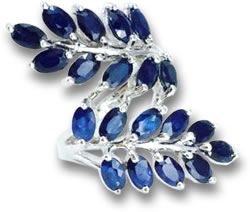 蓝色蓝宝石和银戒指