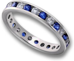 槽镶蓝色蓝宝石和钻石永恒戒指