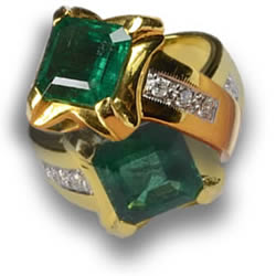 镶有钻石的祖母绿戒指