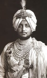 Patiala 的 Maharajah Bhupinder Singh 佩戴耀眼的钻石和珍珠