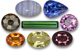从左上角顺时针方向：玛瑙、坦桑石、尖晶石、红榴石、马里石榴石、蓝宝石、烟晶和电气石