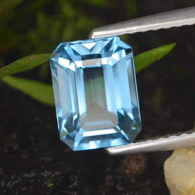 八角形阶梯式切割瑞士蓝托帕石宝石