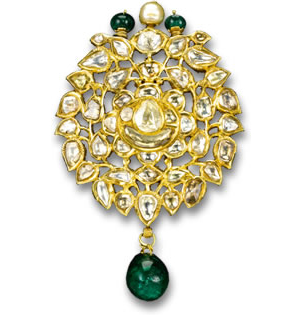 传统 Kundan 吊坠/胸针镶有钻石、珍珠和祖母绿
