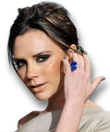维多利亚·贝克汉姆 (Victoria Beckham) 展示大号蓝宝石戒指
