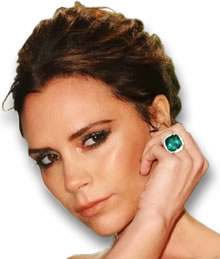 维多利亚·贝克汉姆 (Victoria Beckham) 佩戴祖母绿光环戒指