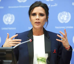 维多利亚·贝克汉姆 (Victoria Beckham) 担任联合国艾滋病规划署亲善大使，佩戴祖母绿切割黄钻戒指