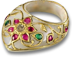 白色软玉、黄金、红宝石和祖母绿莫卧儿戒指