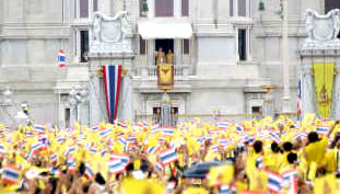 泰国民众穿黄衣表达对国王的尊重