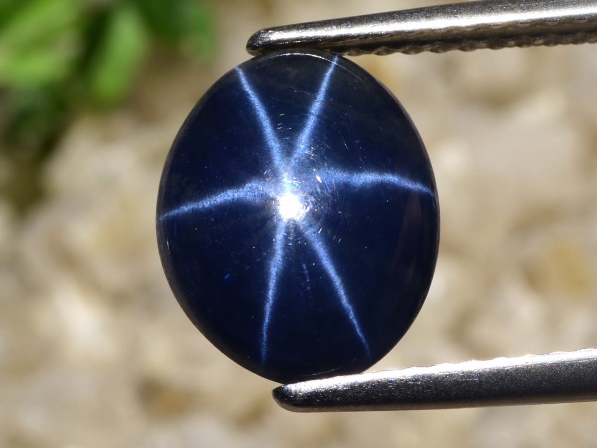 天然蓝星蓝宝石的特写
