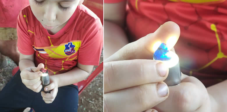 用手电筒观察宝石原石