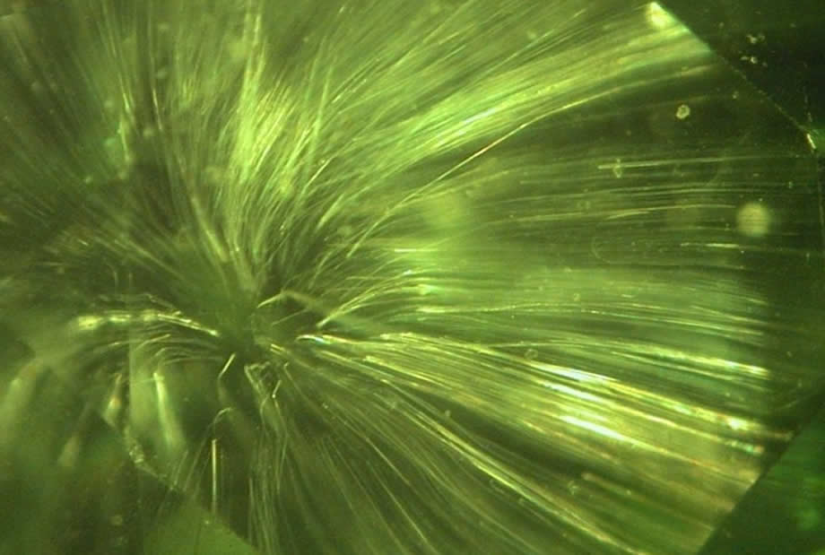 浓绿榴石石榴石中的马尾包裹体
