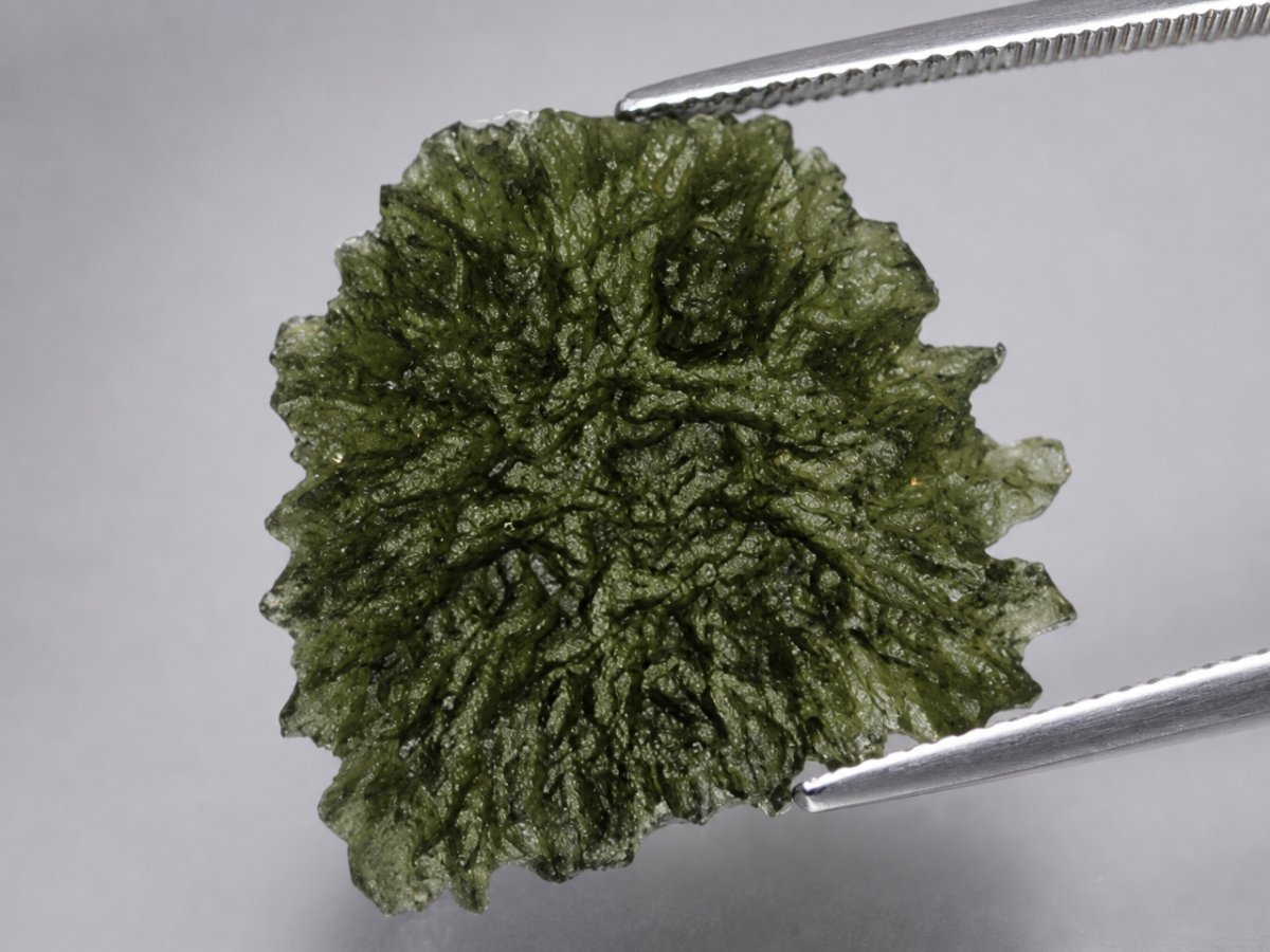 天然捷克陨石宝石的特写