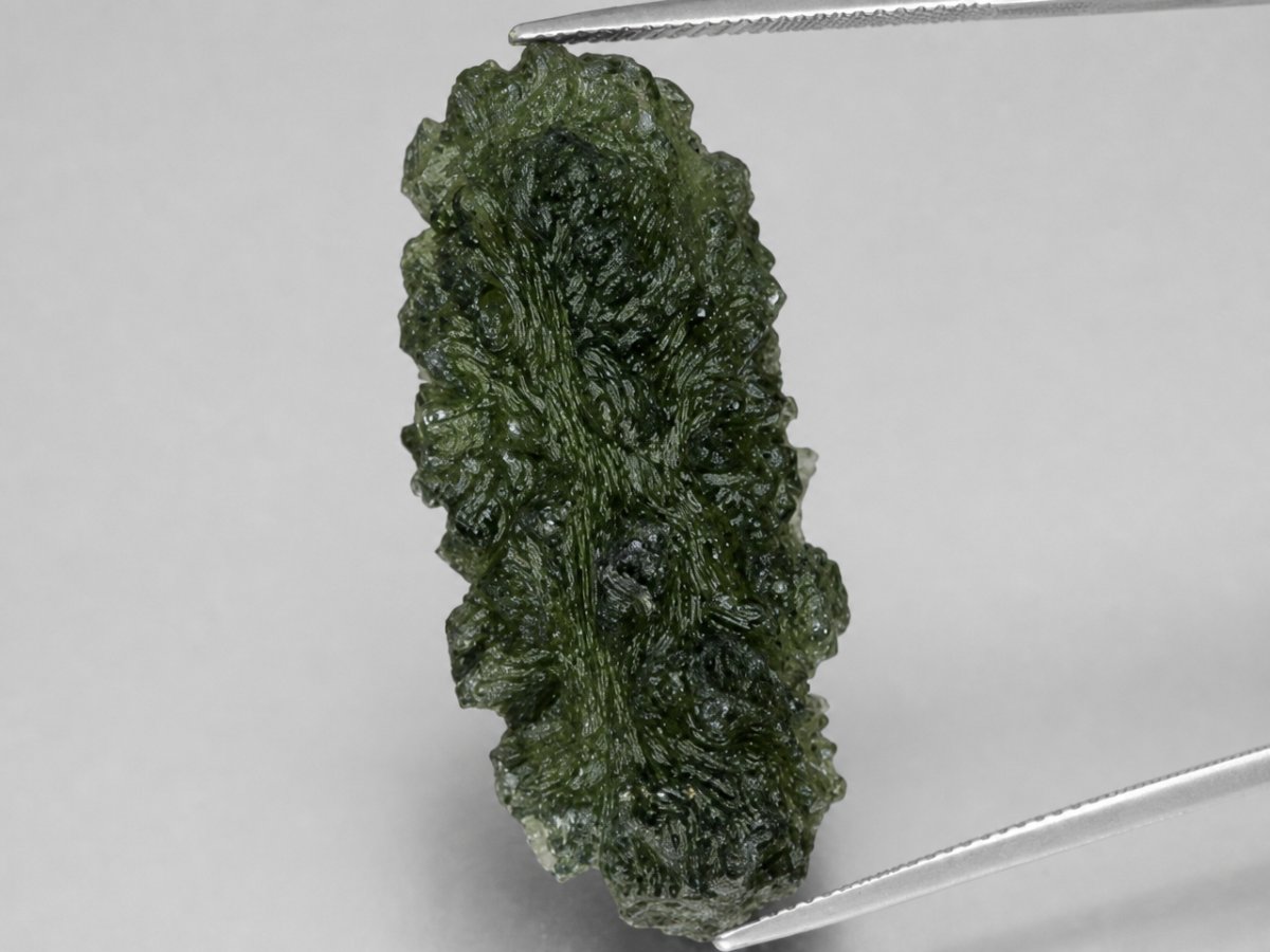 天然捷克陨石宝石的特写