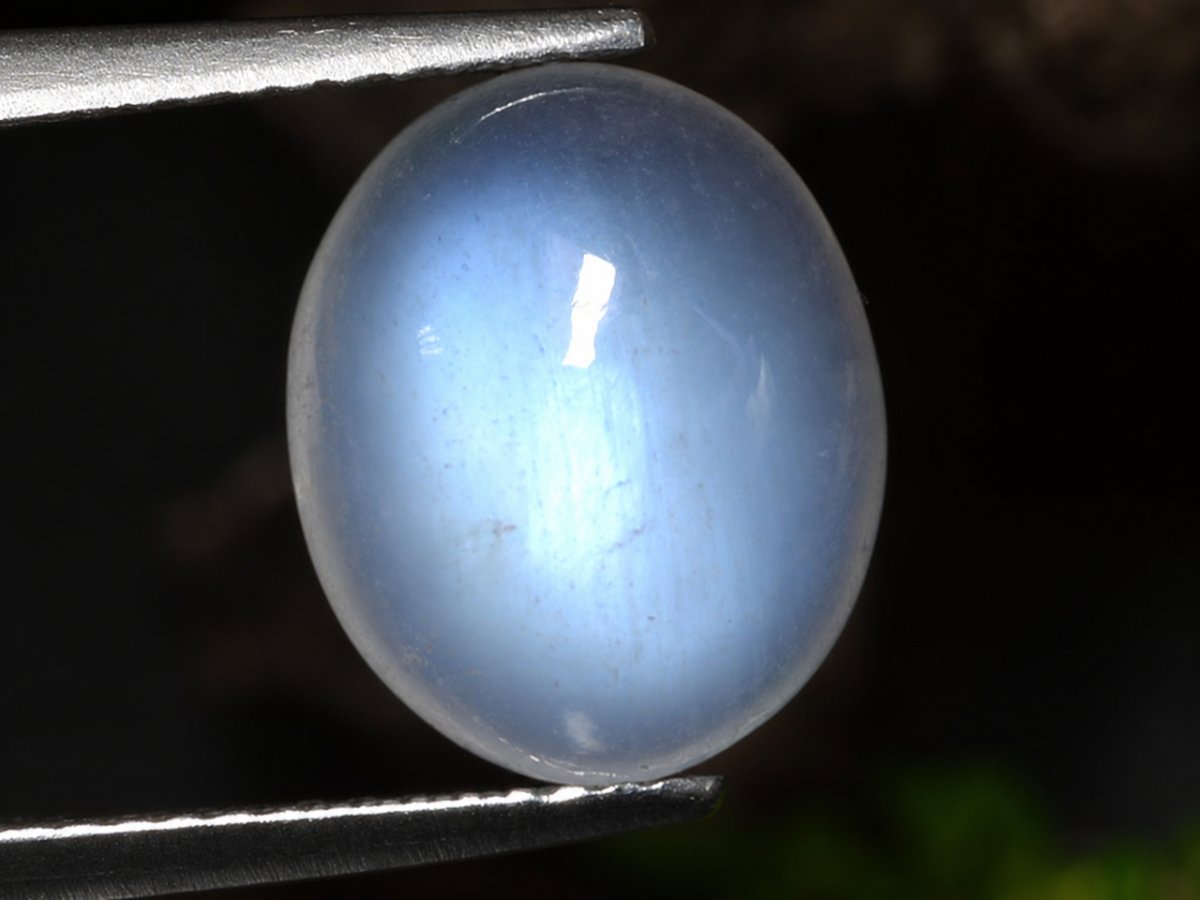 天然彩虹月光石宝石的特写