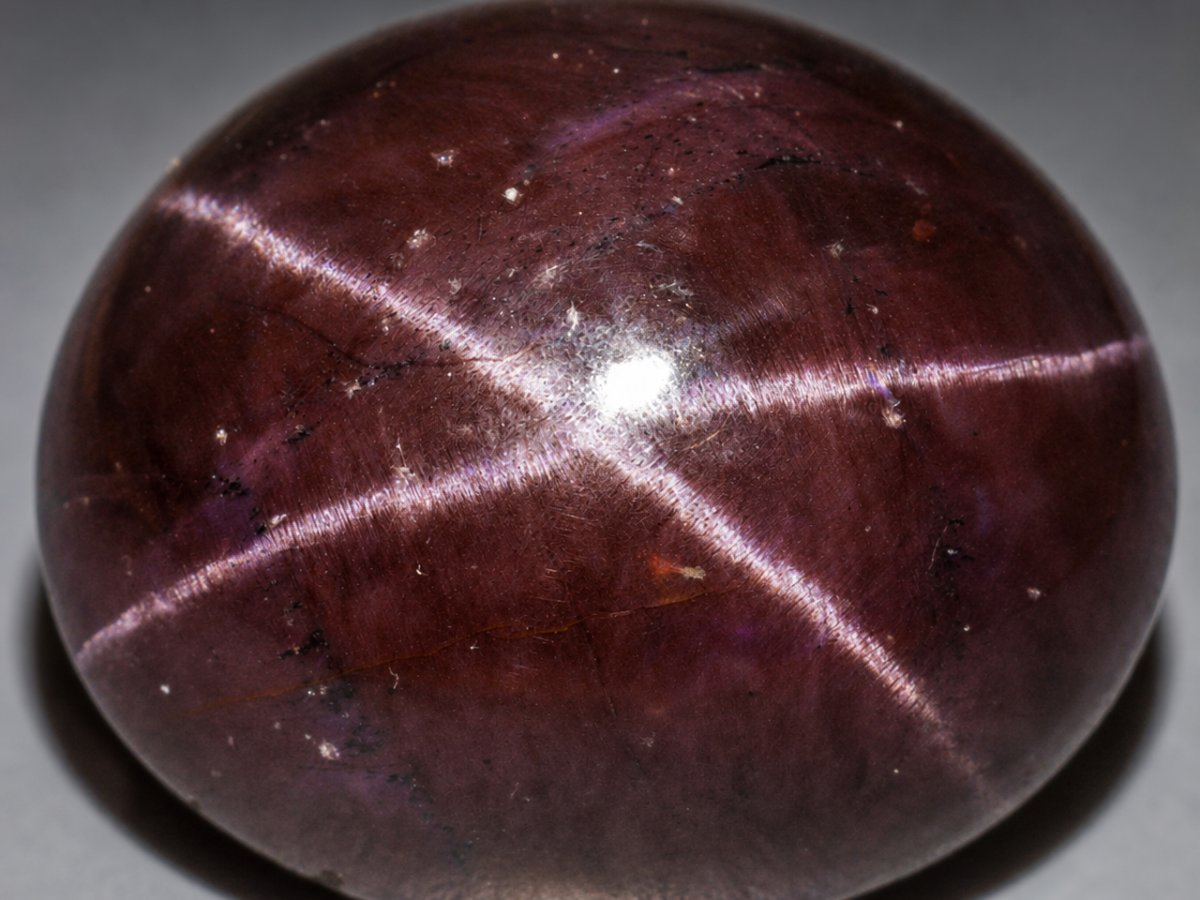 天然星光石榴石宝石的特写