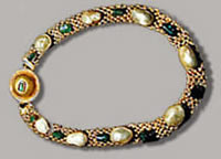 庞贝古城遗址的祖母绿和珍珠项链