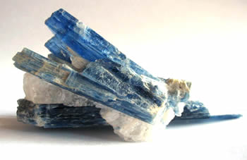 来自缅甸的蓝晶石晶体