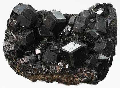 黑褐石晶体