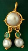 珍珠和祖母绿罗马耳环