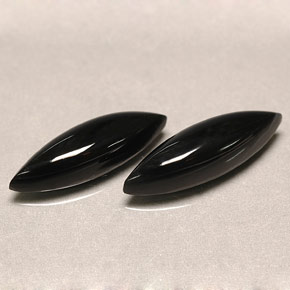 天然黑色玛瑙，马眼形，16.2×5.1毫米，不透明