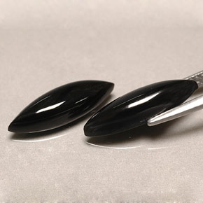 天然黑色玛瑙，马眼形，16.2×5.1毫米，不透明