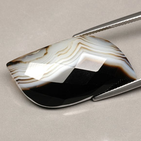 27.84克拉天然玛瑙，异形，不透明