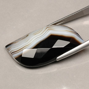 27.84克拉天然玛瑙，异形，不透明