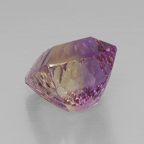 12.65克拉天然双色紫黄晶，垫形剪裁，13.9×13.1毫米，VVS