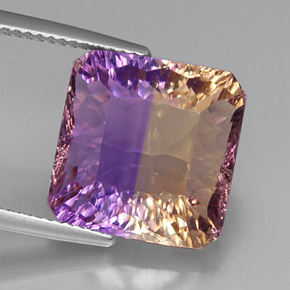 11.58克拉天然双色紫黄晶，祖母绿式切割，13.6×13.3毫米，VVS