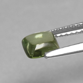 0.72克拉天然绿色磷灰石，长方形切工，5.5×5.3毫米，透明