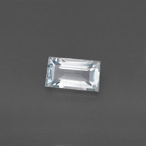 0.73克拉天然海蓝宝石，长方形切工，7.1×4.1毫米，VS