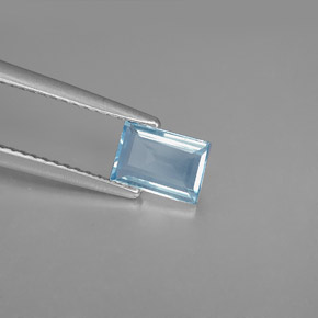 0.63克拉天然海蓝宝石，长方形切工，6.7×4.7毫米，VS