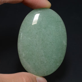 102.50克拉天然绿色东陵石，椭圆形切割，48.9×35.1毫米，不透明