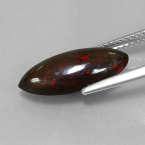 2.28克拉天然多色黑欧泊，马眼形，16.3×7.6毫米，不透明
