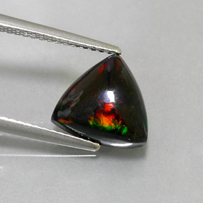 1.88克拉天然多色黑欧泊，三角形，10.3×9.9毫米，不透明