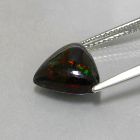 1.88克拉天然多色黑欧泊，三角形，10.3×9.9毫米，不透明