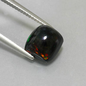 2.40克拉天然多色黑欧泊，方形，8.8×8.2毫米，不透明