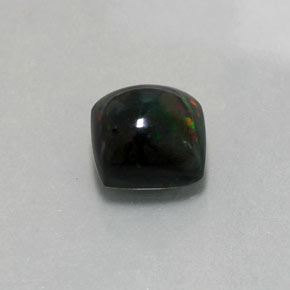 2.40克拉天然多色黑欧泊，方形，8.8×8.2毫米，不透明