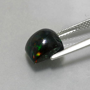 2.40克拉天然多色黑欧泊，方形，8.8×8.2毫米，不透明