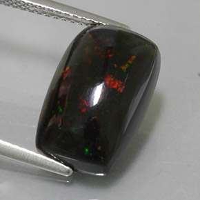 4.89克拉天然多色黑欧泊，垫形剪裁，15.2×9.7毫米，不透明
