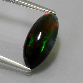 2.74克拉天然多色黑欧泊，马眼形，15.3×7.1毫米，不透明
