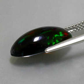 2.74克拉天然多色黑欧泊，马眼形，15.3×7.1毫米，不透明