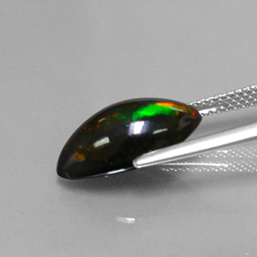 3.06克拉天然多色黑欧泊，马眼形，15.4×8毫米，不透明