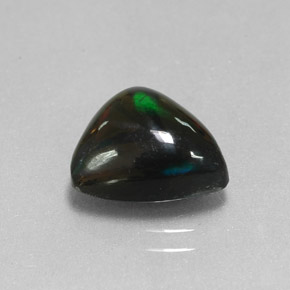 2.56克拉天然多色黑欧泊，三角形，11×10.5毫米，不透明