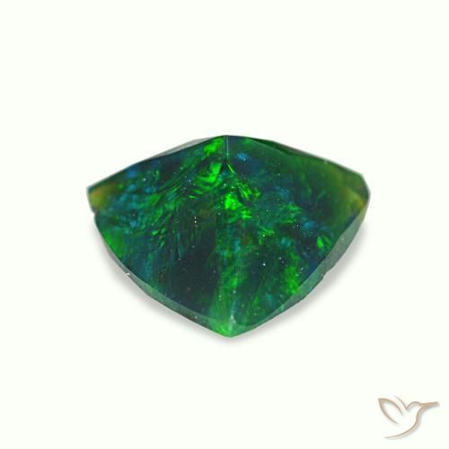 0.42克拉天然多色黑欧泊，三角形，6.7×6.1毫米，不透明
