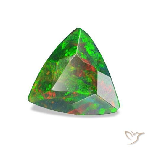 0.59克拉天然多色黑欧泊，三角形，7.4×6.9毫米，不透明